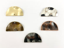 Cargar imagen en el visor de la galería, Colgantes de media luna ondulados de peltre de 15x27 mm Hermosos conectores semicírculos Pedido a granel en oro mate, plata, cobre, latón y bronce