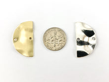 Cargar imagen en el visor de la galería, Colgantes de media luna ondulados de peltre de 15x27 mm Hermosos conectores semicírculos Pedido a granel en oro mate, plata, cobre, latón y bronce