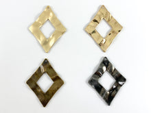 Cargar imagen en el visor de la galería, Colgantes de rombos cortados ondulados de peltre de 34x43 mm. Hermosos dijes en forma de diamante. Pedido a granel en oro mate, oro, plata, latón y bronce.