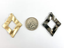 Cargar imagen en el visor de la galería, Colgantes de rombos cortados ondulados de peltre de 34x43 mm. Hermosos dijes en forma de diamante. Pedido a granel en oro mate, oro, plata, latón y bronce.