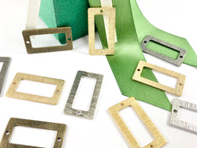 Cargar imagen en el visor de la galería, Colgantes rectangulares recortados ondulados de peltre de 18x32 mm Conectores rectangulares cepillados Pedido a granel en oro mate, oro, plata, latón y bronce