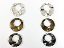 Cargar imagen en el visor de la galería, Pedido al por mayor de colgantes circulares con corte ondulado de peltre de 31x32 mm en oro mate, oro, plata, latón y bronce