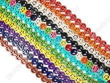 Cargar imagen en el visor de la galería, Cuentas de disco de moneda plana turquesa howlita con signo de la paz de 15 mm, 11 colores disponibles alrededor de 15"