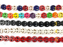 Cargar imagen en el visor de la galería, Cuentas de disco de moneda plana turquesa howlita con signo de la paz de 12 mm, 10 colores disponibles alrededor de 15"