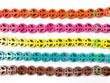Cargar imagen en el visor de la galería, Cuentas de disco de moneda plana turquesa howlita con signo de la paz de 12 mm, 10 colores disponibles alrededor de 15"