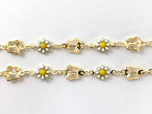 Cargar imagen en el visor de la galería, Flor de margarita blanca de cobre chapada en esmalte chapada en oro de 18 quilates con cadena de mariposa, 1 carrete
