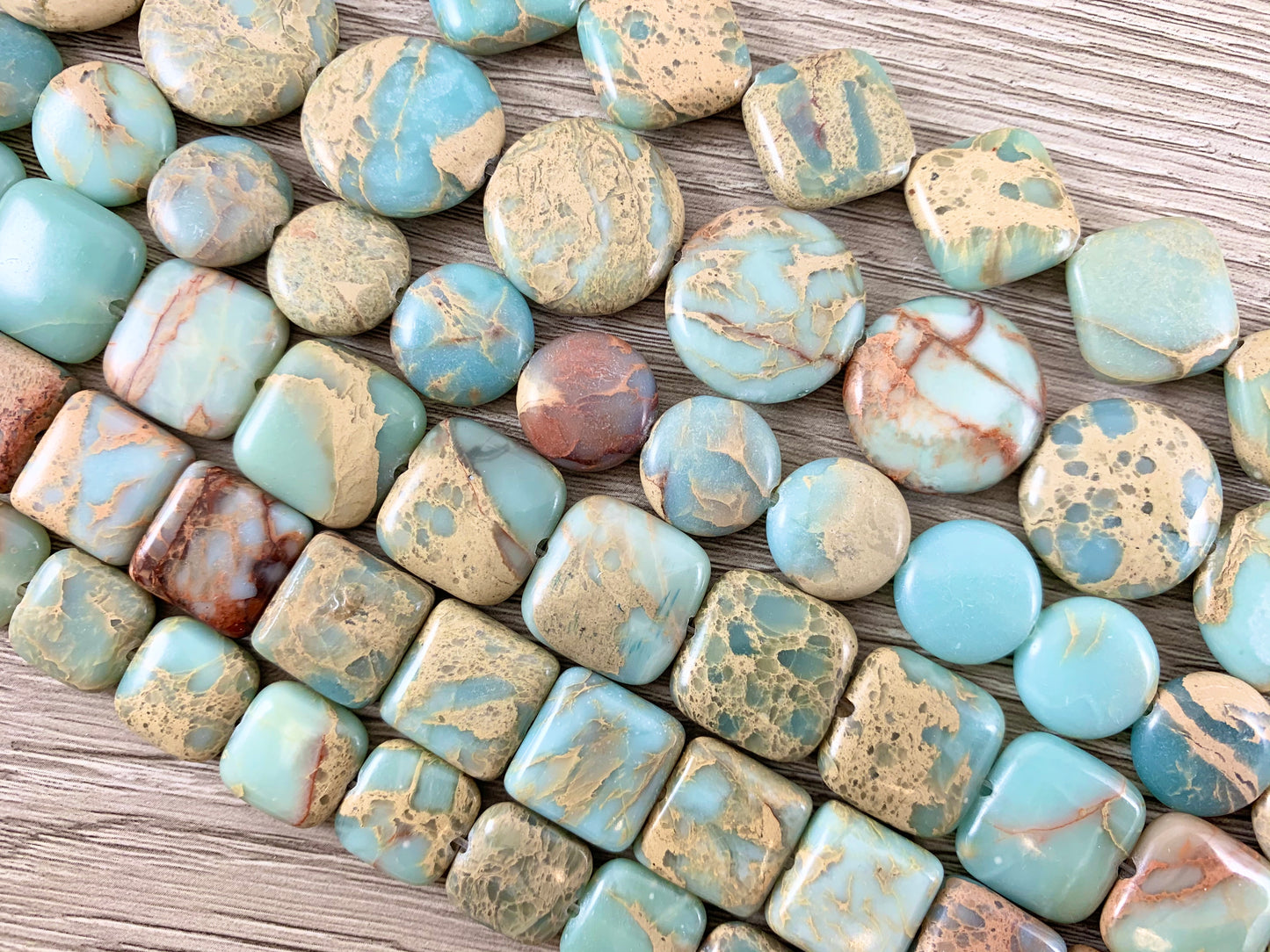 Cuentas de piedras preciosas planas con diamantes y monedas cuadradas de jaspe Aqua Terra