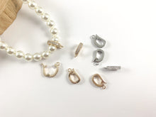 Cargar imagen en el visor de la galería, Fianzas para colgantes en chapado en oro o plata de 18 quilates CZ Pave Dainty Snap Open Fianzas 8 piezas