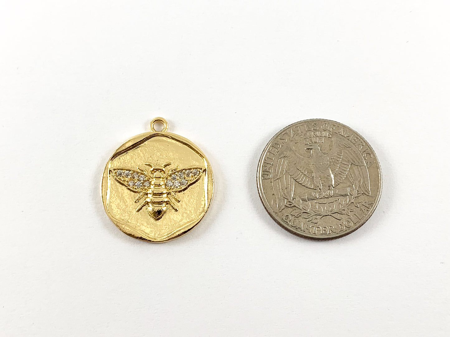Colgante con dije de abejorro con moneda pavé de circonita cúbica chapada en oro real de 18 quilates sobre latón, 8 piezas