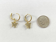 Cargar imagen en el visor de la galería, Pendientes Huggie colgantes de mariposa con pavé de circonita cúbica delicada chapados en oro de 18 quilates, 3 pares