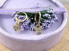 Cargar imagen en el visor de la galería, Pendientes Huggie colgantes de mariposa con pavé de circonita cúbica delicada chapados en oro de 18 quilates, 3 pares