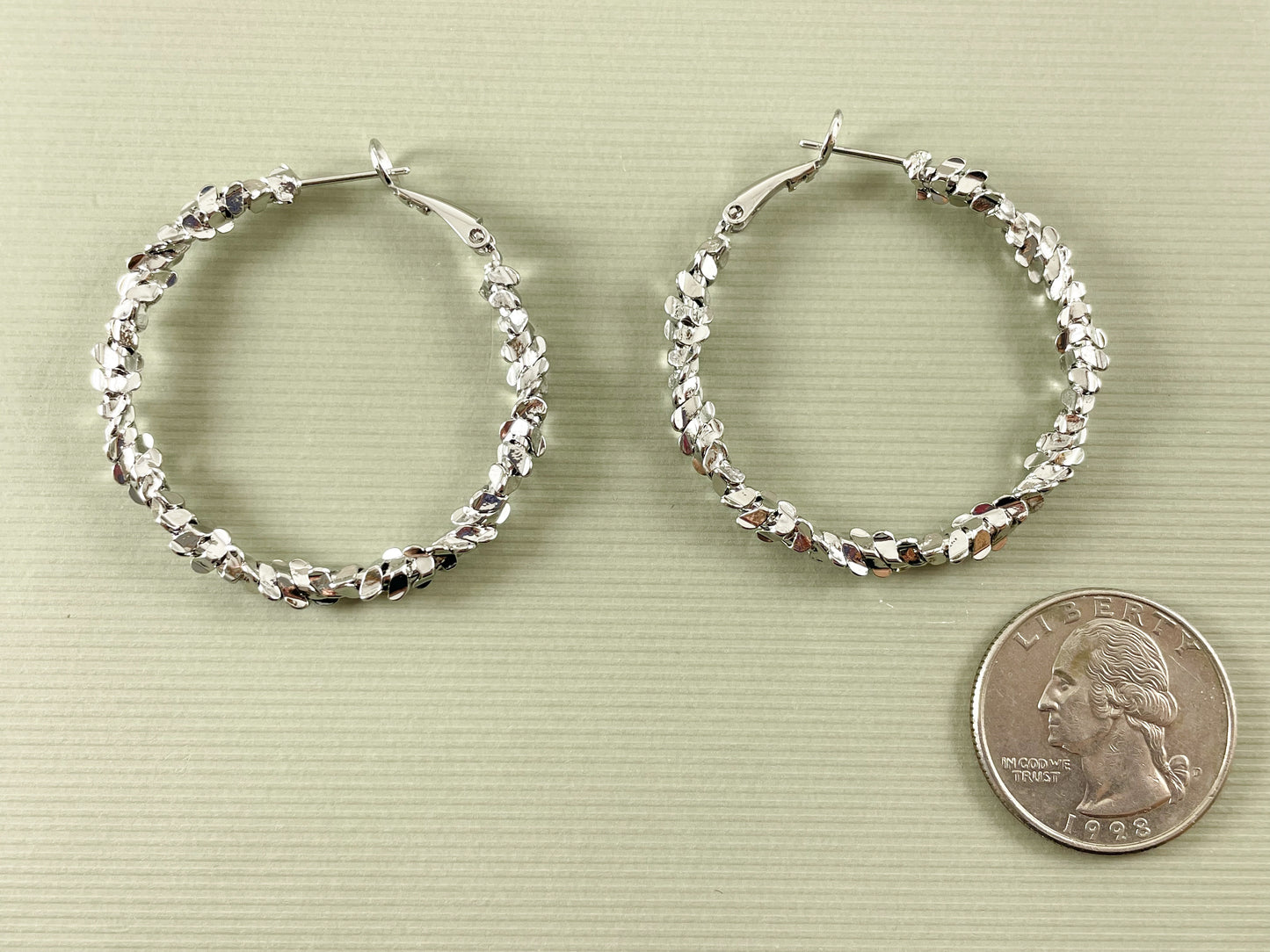 Pendientes florales con corona texturizada y torcida chapada en oro real/platino de 18 quilates, aros, 3 pares