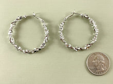 Cargar imagen en el visor de la galería, Pendientes florales con corona texturizada y torcida chapada en oro real/platino de 18 quilates, aros, 3 pares