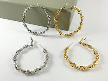 Cargar imagen en el visor de la galería, Pendientes florales con corona texturizada y torcida chapada en oro real/platino de 18 quilates, aros, 3 pares