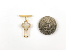 Cargar imagen en el visor de la galería, Componente de palanca de concha de labio blanco con trébol pavimentado CZ chapado en oro de 18 quilates, 6 piezas