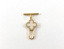 Cargar imagen en el visor de la galería, Componente de palanca de concha de labio blanco con trébol pavimentado CZ chapado en oro de 18 quilates, 6 piezas