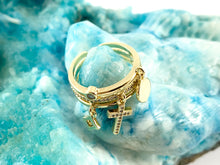 Cargar imagen en el visor de la galería, Anillo de banda triple con dijes cruzados de monedas colgantes con circonita cúbica chapada en oro real/platino de 18 quilates, 4 piezas