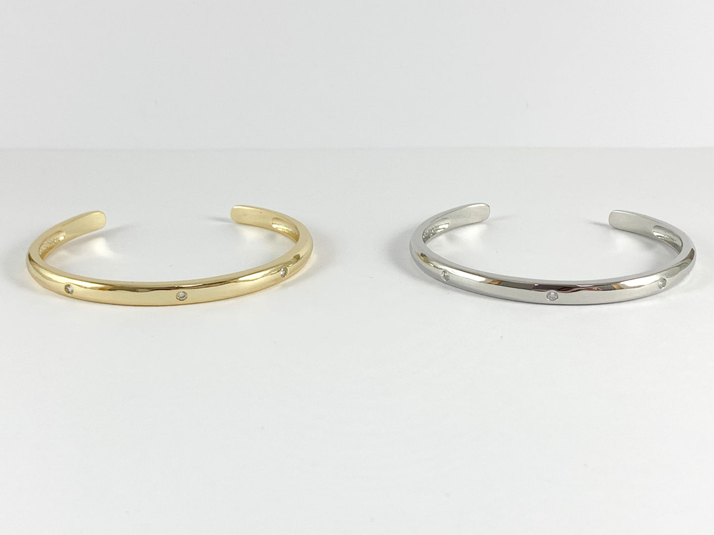 Puños de pulsera simples con pavé de diamantes de imitación en oro de 18 quilates o cobre chapado en plata, 2 piezas