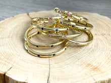 Cargar imagen en el visor de la galería, Pendiente de aro circular pavimentado con circonitas cúbicas chapado en oro de 18 quilates sobre cobre, 3 pares