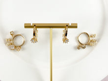 Cargar imagen en el visor de la galería, Pendientes de aro Huggie colgantes con moneda pavé de circonita cúbica delicada chapados en oro de 18 quilates, 3 pares