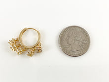 Cargar imagen en el visor de la galería, Pendientes de aro Huggie colgantes con moneda pavé de circonita cúbica delicada chapados en oro de 18 quilates, 3 pares