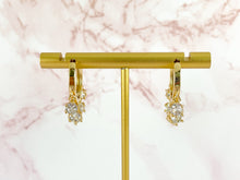 Cargar imagen en el visor de la galería, Pendientes de aro Huggie colgantes con moneda pavé de circonita cúbica delicada chapados en oro de 18 quilates, 3 pares