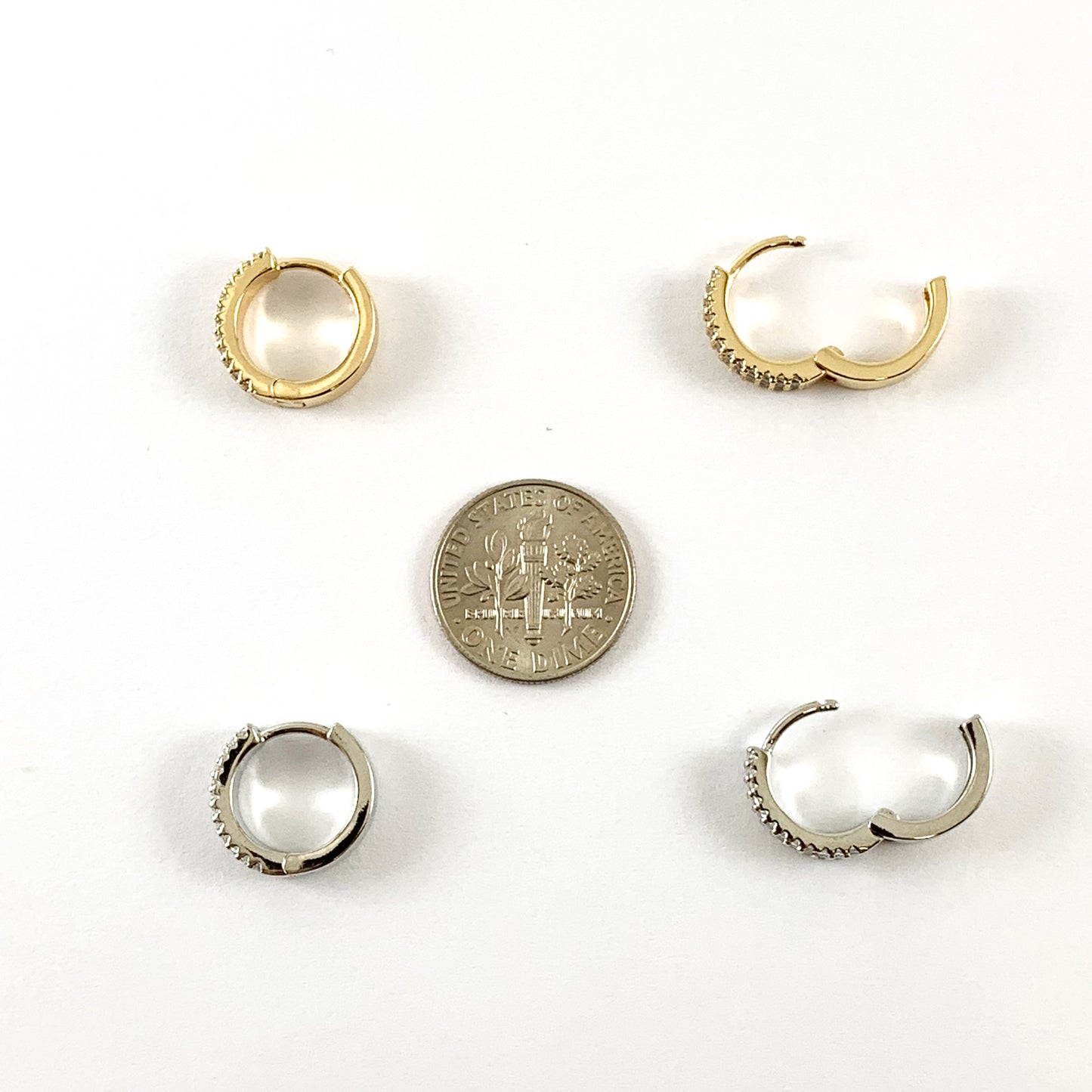 Pendiente de aro Huggies con micro pavé de circonita cúbica en oro real de 18 quilates