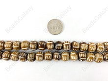 Cargar imagen en el visor de la galería, Hueso tallado a mano - Cuentas de hueso con acabado brillante grabado en marrón tostado