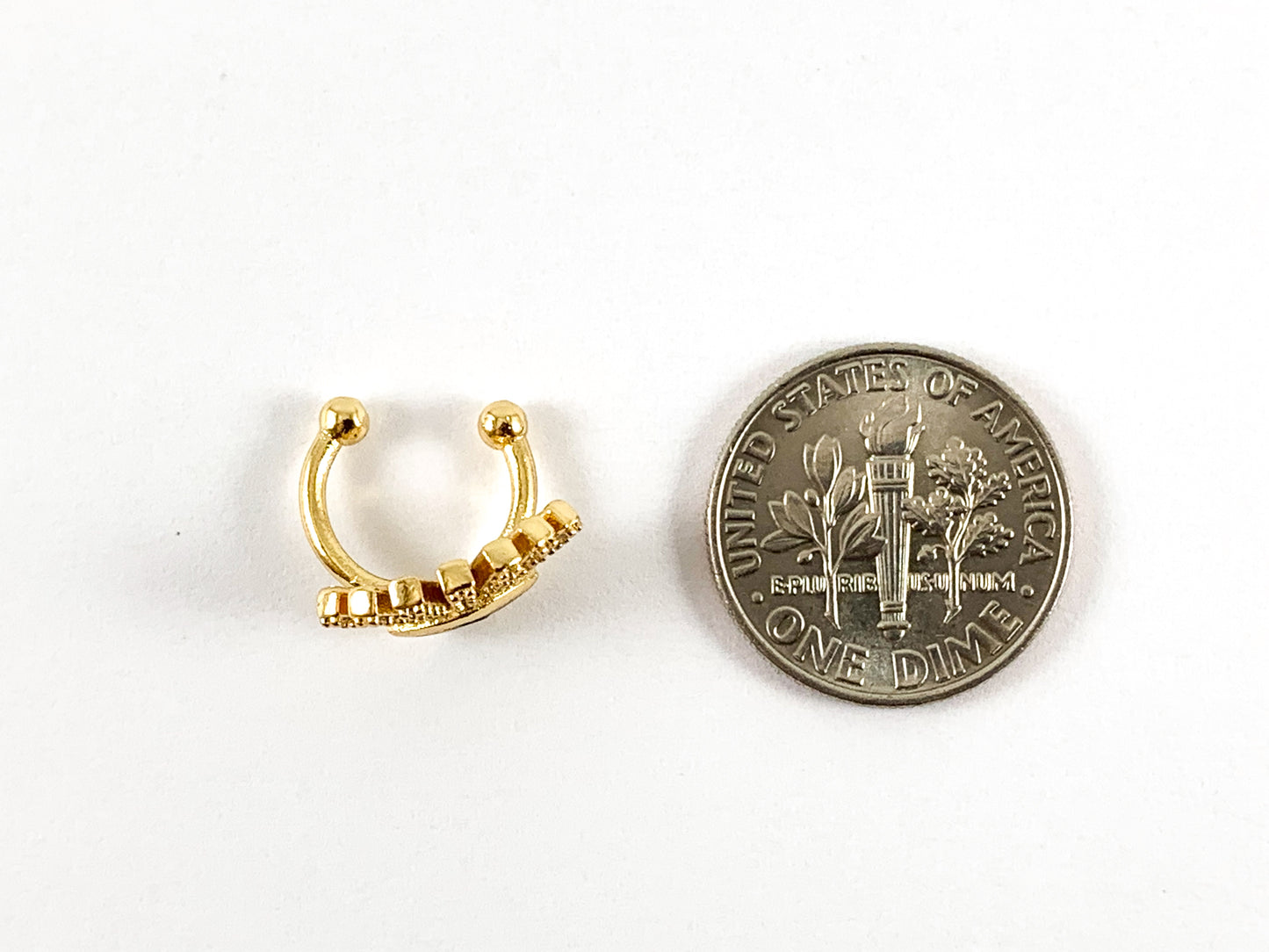 Orejeras de cobre chapadas en oro real de 18 quilates con circonita pavimentada en verde mal de ojo (¡¡Sin perforación!!) 4 piezas