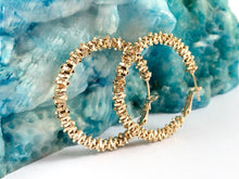 Cargar imagen en el visor de la galería, Pendientes grandes y gruesos con corona trenzada plana chapada en oro real de 18 quilates, 3 pares