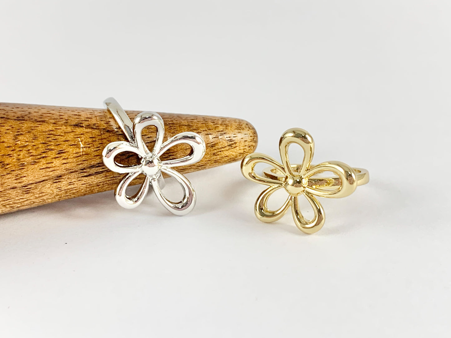 Cute Simple Flower Daisy Adjustable Rings in 18K gold or Silver plated copper 4 pcs