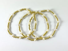 Cargar imagen en el visor de la galería, Pulsera elástica delicada con perlas de agua dulce de hematita chapada en oro de 18 quilates 1 pieza