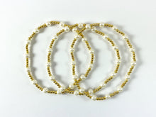 Cargar imagen en el visor de la galería, Pulsera elástica delicada con perlas de agua dulce de hematita chapada en oro de 18 quilates 1 pieza