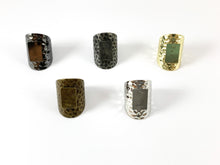 Cargar imagen en el visor de la galería, Martillado Fancy Gunmetal Mate Gunmetal Oro Bronce Plata Anillos en blanco sobre Base de cobre 10 piezas