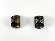 Cargar imagen en el visor de la galería, Martillado Fancy Gunmetal Mate Gunmetal Oro Bronce Plata Anillos en blanco sobre Base de cobre 10 piezas