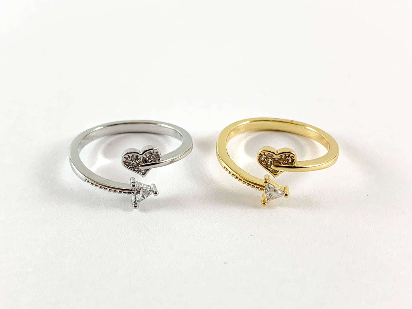 Anillo ajustable de derivación de flecha de corazón pavimentado de cobre chapado en oro real de 18 quilates 4 piezas