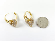 Cargar imagen en el visor de la galería, Pendientes de corazón colgantes con pavé de micro circonitas de oro real/plata de 18 quilates Huggies 3 pares