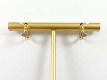 Cargar imagen en el visor de la galería, Pendientes Huggies con forma de corazón pavimentados con circonitas minimalistas y delicados chapados en oro de 18 quilates, 5 pares