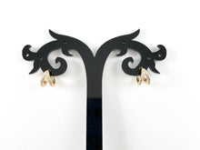 Cargar imagen en el visor de la galería, Pendientes Huggies con circonita cúbica chapados en oro de 18 quilates sobre cobre, 5 pares