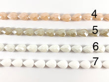 Cargar imagen en el visor de la galería, Hebras de cristal en forma de lágrima de vidrio de jade teñido brillante facetado de 13x18 mm