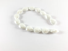 Cargar imagen en el visor de la galería, Hebras de cristal en forma de lágrima de vidrio de jade teñido brillante facetado de 13x18 mm