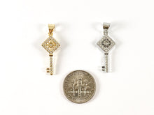 Cargar imagen en el visor de la galería, Colgante con dije de llave de diamante pavimentado con Micro CZ chapado en oro real/platino de 18 quilates sobre cobre, 8 piezas
