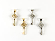 Cargar imagen en el visor de la galería, Colgante con dije de llave de diamante pavimentado con Micro CZ chapado en oro real/platino de 18 quilates sobre cobre, 8 piezas