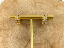 Cargar imagen en el visor de la galería, Pendiente de rama de olivo con hoja pavimentada de circonita chapada en oro/platino de 18 quilates Huggies sobre cobre 1 PAR