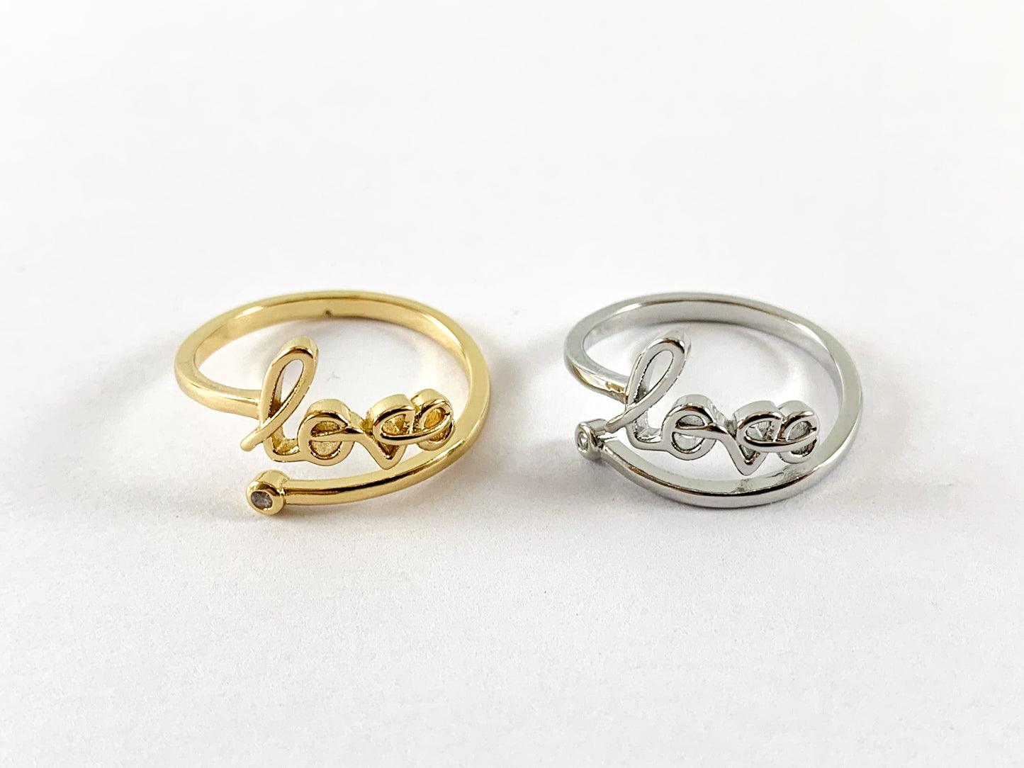 Anillo ajustable con diseño de pavé de circonita cúbica de cobre chapado en oro real de 18 quilates