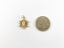 Cargar imagen en el visor de la galería, Colgante con dije de Virgen Guadalupe María chapado en oro de 18 quilates con micro circonita cúbica sobre cobre, 6 piezas