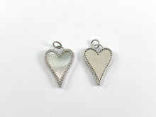 Cargar imagen en el visor de la galería, Colgante con dije de corazón de concha de labio blanco pavé Micro CZ chapado en oro real/platino de 18 quilates sobre cobre 5 piezas
