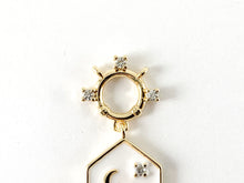 Cargar imagen en el visor de la galería, Esmalte de latón chapado en oro de 18 quilates y colgante con circonita cúbica y abeja dorada, luna y estrella, 6 piezas