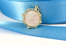 Cargar imagen en el visor de la galería, 18K Real Gold Plated Micro CZ Pave White Lip Shell Circle Coin Charm Pendant Over Copper 6pcs