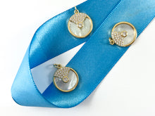 Cargar imagen en el visor de la galería, 18K Real Gold Plated Micro CZ Pave White Lip Shell Circle Coin Charm Pendant Over Copper 6pcs